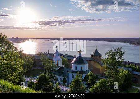 Nizhny Novgorod. Magnifique coucher de soleil d'été à Nijni Novgorod avec vue sur la flèche et la confluence des rivières Volga et Oka. Banque D'Images