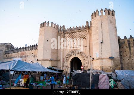 Le Bab el Mahrouk de Fès el Bali, dans la ville de Fès, Maroc, Afrique du Nord Banque D'Images
