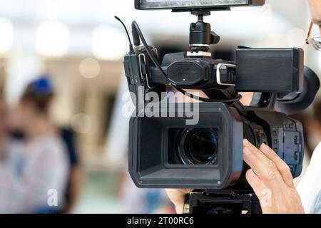 Kit caméra vidéo professionnelle. Vue avant de l'objectif du caméscope gros plan Banque D'Images