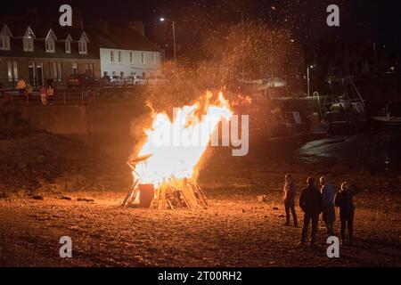 Cockenzie et Port Seton friendly Society of Fishermen. Le Box Meeting Bonfire sur le port d'East Beach Port Seton. Septembre 2023 Cockenzie et Port Seton, East Lothian, Écosse. ANNÉES 2020 ROYAUME-UNI HOMER SYKES Banque D'Images