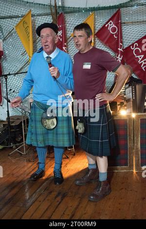 Homme aîné écossais, ancien pêcheur et skipper Archie Johnston (86 ans) et Gareth Jones, chantant Aberlady Bay, à la Cockenzie and Port Seton Friendly Society of Fishermen. The Box Meeting Ceilidh. Septembre 2023 Cockenzie et Port Seton, East Lothian, Écosse. ANNÉES 2020 ROYAUME-UNI HOMER SYKES Banque D'Images