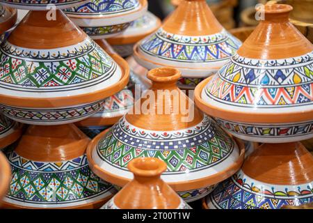 Beaucoup de taajine en céramique marocaine magnifiquement peinte pour cuisiner sur une pile Banque D'Images