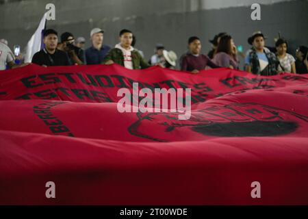 Mexique, Mexique. 02 octobre 2023. Les étudiants ruraux normaux tiennent une bannière lors de la 55e marche commémorative du massacre de Tlatelolco. La marche commémore une année de plus le massacre des étudiants qui a eu lieu le 2 octobre 1968 dans la région de Tlatelolco. Crédit : SOPA Images Limited/Alamy Live News Banque D'Images