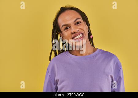 close up joyeux jeune homme afro-américain avec des dreadlocks et la lèvre percée souriant juste à la caméra Banque D'Images