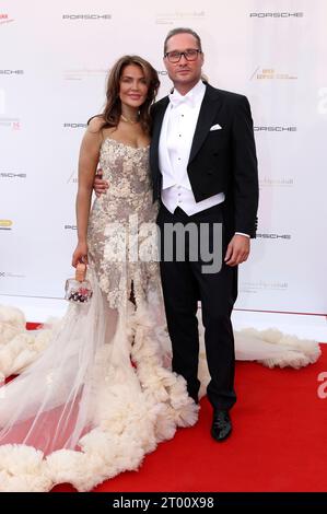 Janine Pink und Nico Schwanz beim 28. Leipziger Opernball 2023 in der Oper Leipzig. Leipzig, 02.10.2023 *** Janine Pink et Nico Schwanz au bal de l'Opéra de Leipzig 28 2023 à l'Opéra de Leipzig, 02 10 2023 Foto:xr.xStoffelsx/xFuturexImagex opernball 3211 crédit : Imago/Alamy Live News Banque D'Images