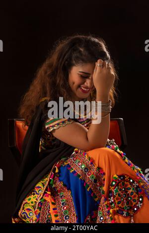 Portrait d'une femme gujarati vêtue d'une tenue gujrati traditionnelle, pendant les célébrations Navratri Banque D'Images