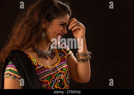 Portrait d'une femme gujarati vêtue d'une tenue gujrati traditionnelle, pendant les célébrations Navratri Banque D'Images