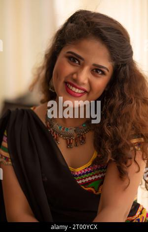 Portrait d'une femme gujarati vêtue d'une tenue traditionnelle gujrati, pendant la fête de Navratri Banque D'Images