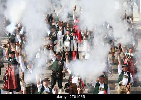 Munich, Allemagne. 03 octobre 2023. Les artilleurs tirent devant la Bavière à la 188e Oktoberfest de Munich. Le Wiesn se termine aujourd'hui. Crédit : Karl-Josef Hildenbrand/dpa/Alamy Live News Banque D'Images