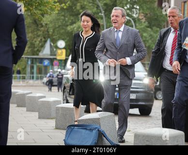 Hambourg, Allemagne. 03 octobre 2023. L'ancien chancelier allemand Gerhard Schröder et son épouse So-yeon Schröder-Kim arrivent devant l'église principale de St. Michaelis (Michel) pour la célébration centrale de la Journée de l'unité allemande. Dans le cadre de sa présidence du Bundesrat, Hambourg accueille les célébrations centrales de la Journée de l'unité allemande sous la devise «Ouvrir les horizons». Crédit : Christian Charisius/dpa/Alamy Live News Banque D'Images
