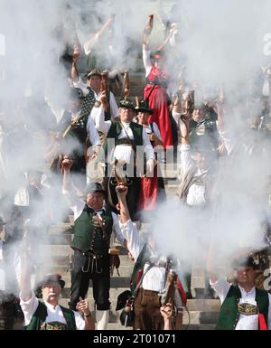 Munich, Allemagne. 03 octobre 2023. Les artilleurs tirent devant la Bavière à la 188e Oktoberfest de Munich. Le Wiesn se termine aujourd'hui. Crédit : Karl-Josef Hildenbrand/dpa/Alamy Live News Banque D'Images
