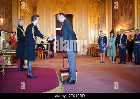 Le très honorable sir Simon Clarke, de Londres, ancien secrétaire d'État au ministère du nivellement, du logement et des communautés, et secrétaire en chef du Trésor, est fait chevalier commandant de l'Empire britannique par la princesse royale au château de Windsor, dans le Berkshire. L'honneur reconnaît le service politique et public. Date de la photo : mardi 3 octobre 2023. Banque D'Images