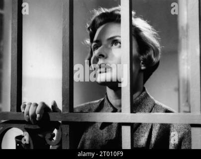 Europa 51 année : 1952 Italien réalisateur : Roberto Rossellini Ingrid Bergman réservé à un usage éditorial. Reportez-vous à la légende pour plus d'informations sur les restrictions. Il est interdit de reproduire la photographie hors contexte de la promotion du film. Il doit être crédité à la Société de film et/ou au photographe assigné par ou autorisé par/autorisé sur le plateau par la Société de film. Réservé à un usage éditorial. Photo12 ne concède aucun droit de publicité aux personnes représentées. Credit:Photo12/7e Art/Ponti-de Laurentiis Cinematografica Banque D'Images