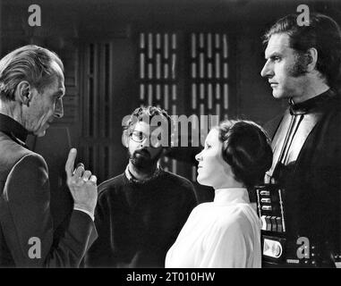 Star Wars : Episode IV - Un nouvel espoir Star Wars année : 1977 Etats-Unis réalisateur : George Lucas Peter Cushing, George Lucas, Carrie Fisher, David Prowse photo de tournage Banque D'Images