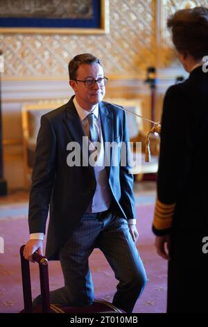 Le très honorable sir Simon Clarke, de Londres, ancien secrétaire d'État au ministère du nivellement, du logement et des communautés, et secrétaire en chef du Trésor, est fait chevalier commandant de l'Empire britannique par la princesse royale au château de Windsor, dans le Berkshire. L'honneur reconnaît le service politique et public. Date de la photo : mardi 3 octobre 2023. Banque D'Images