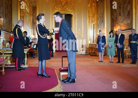 Le très honorable sir Simon Clarke, de Londres, ancien secrétaire d'État au ministère du nivellement, du logement et des communautés, et secrétaire en chef du Trésor, est fait chevalier commandant de l'Empire britannique par la princesse royale au château de Windsor, dans le Berkshire. L'honneur reconnaît le service politique et public. Date de la photo : mardi 3 octobre 2023. Banque D'Images