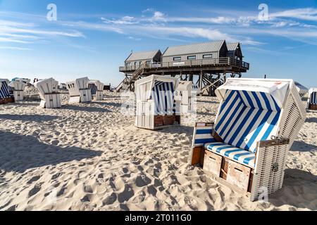 Strandkörbe und Pfahlbau am Strand von Sankt Peter-Ording, Kreis Nordfriesland, Schleswig-Holstein, Deutschland, Europa | Strandkorb chaises de plage à Banque D'Images