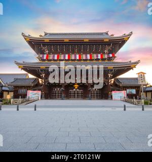Kyoto, Japon - Mars 28 2023 : Temple Higashi Honganji situé au centre de Kyoto, l'une des deux sous-sectes dominantes du bouddhisme Shin au Japon et abr Banque D'Images