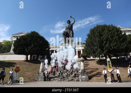 Munich, Allemagne. 03 octobre 2023. Les artilleurs Boeller tirent à la 188e Oktoberfest de Munich. Le Wiesn se termine aujourd'hui. Crédit : Karl-Josef Hildenbrand/dpa/Alamy Live News Banque D'Images
