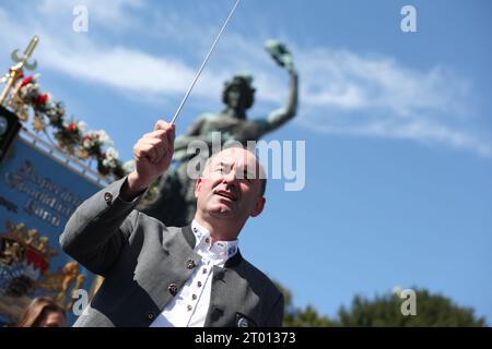 Munich, Allemagne. 03 octobre 2023. Hubert Aiwanger (électeurs libres), vice-ministre-président en Bavière, dirige devant la Bavière à la 188e Oktoberfest de Munich. Le Wiesn se termine aujourd'hui. Crédit : Karl-Josef Hildenbrand/dpa/Alamy Live News Banque D'Images