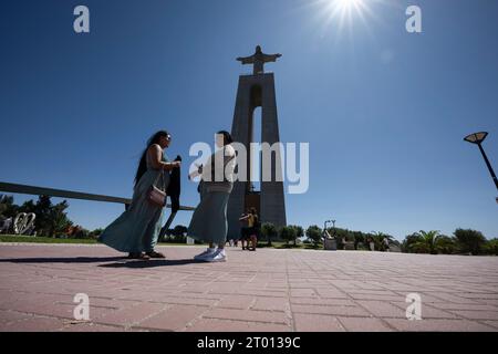 Lisbonne, Portugal. 27 août 2023. Plusieurs personnes sont vues marchant autour du monument du Christ Roi, à Almada, Lisbonne. Le Sanctuaire national du Christ Roi est un monument religieux situé dans la ville d'Almada, dans la zone métropolitaine de Lisbonne, au Portugal. C'est un portique couronné par la statue de Jésus-Christ à bras ouverts face à la ville de Lisbonne et est l'un des plus hauts bâtiments du Portugal, avec 110 mètres de haut. Crédit : SOPA Images Limited/Alamy Live News Banque D'Images