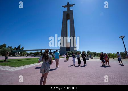 Lisbonne, Portugal. 27 août 2023. Plusieurs touristes se promènent dans les environs du monument du Christ Roi, à Almada, Lisbonne. Le Sanctuaire national du Christ Roi est un monument religieux situé dans la ville d'Almada, dans la zone métropolitaine de Lisbonne, au Portugal. C'est un portique couronné par la statue de Jésus-Christ à bras ouverts face à la ville de Lisbonne et est l'un des plus hauts bâtiments du Portugal, avec 110 mètres de haut. Crédit : SOPA Images Limited/Alamy Live News Banque D'Images