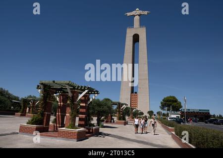 Lisbonne, Portugal. 27 août 2023. Plusieurs touristes se promènent dans les environs du monument du Christ Roi, à Almada, Lisbonne. Le Sanctuaire national du Christ Roi est un monument religieux situé dans la ville d'Almada, dans la zone métropolitaine de Lisbonne, au Portugal. C'est un portique couronné par la statue de Jésus-Christ à bras ouverts face à la ville de Lisbonne et est l'un des plus hauts bâtiments du Portugal, avec 110 mètres de haut. Crédit : SOPA Images Limited/Alamy Live News Banque D'Images