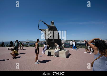 Lisbonne, Portugal. 27 août 2023. Plusieurs touristes se promènent dans les environs du monument du Christ Roi, à Almada, Lisbonne. Le Sanctuaire national du Christ Roi est un monument religieux situé dans la ville d'Almada, dans la zone métropolitaine de Lisbonne, au Portugal. C'est un portique couronné par la statue de Jésus-Christ à bras ouverts face à la ville de Lisbonne et est l'un des plus hauts bâtiments du Portugal, avec 110 mètres de haut. Crédit : SOPA Images Limited/Alamy Live News Banque D'Images