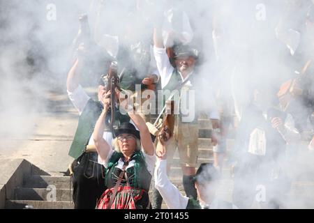 Munich, Allemagne. 03 octobre 2023. Les artilleurs tirent devant la Bavière à la 188e Oktoberfest de Munich. Le Wiesn se termine aujourd'hui. Crédit : Karl-Josef Hildenbrand/dpa/Alamy Live News Banque D'Images