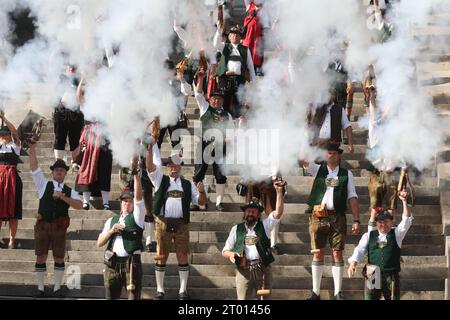 Munich, Allemagne. 03 octobre 2023. Les artilleurs Boeller tirent à la 188e Oktoberfest de Munich. Le Wiesn se termine aujourd'hui. Crédit : Karl-Josef Hildenbrand/dpa/Alamy Live News Banque D'Images