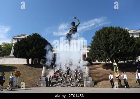 Munich, Allemagne. 03 octobre 2023. Les artilleurs tirent devant la Bavière à la 188e Oktoberfest de Munich. Le Wiesn se termine aujourd'hui. Crédit : Karl-Josef Hildenbrand/dpa/Alamy Live News Banque D'Images