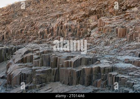 Les colonnes de basalte également connues sous le nom de tuyaux d'orgue à Twyfelfontein, Damaraland, Namibie, ont 120 millions d'années Banque D'Images