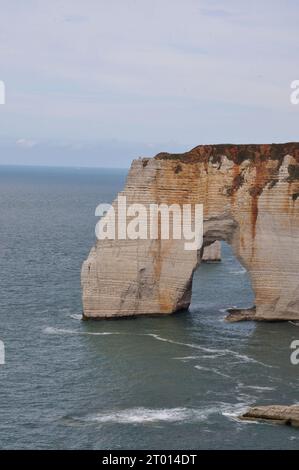 Die Kreidefelsen von Étretat in Frankreich haben schon Künstler wie Claude Monet fasziniert. Banque D'Images