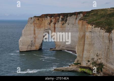 Die Kreidefelsen von Étretat in Frankreich haben schon Künstler wie Claude Monet fasziniert. Banque D'Images