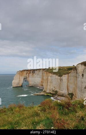 Die Kreidefelsen von Étretat in Frankreich haben schon Künstler wie Claude Monet fasziniert. Banque D'Images