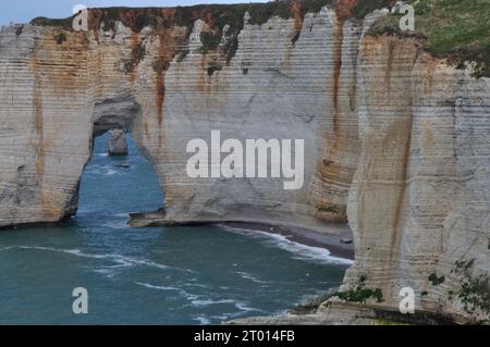 Die Kreidefelsen von Étretat in Frankreich haben schon Künstler wie Claude Monet fasziniert. Banque D'Images