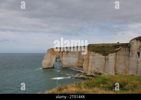 Die Kreidefelsen von Étretat in Frankreich haben schon Künstler wie Claude Monet fasziniert. Banque D'Images