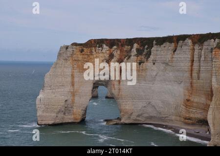 Die Kreidefelsen von Étretat in Frankreich haben schon Künstler wie Claude Monet fasziniert. Banque D'Images