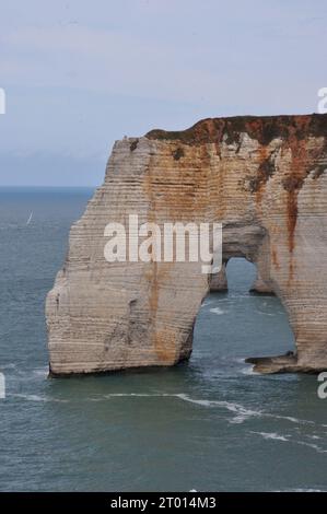 Die Kreidefelsen von Étretat in Frankreich haben schon Künstler wie Claude Monet fasziniert. Banque D'Images