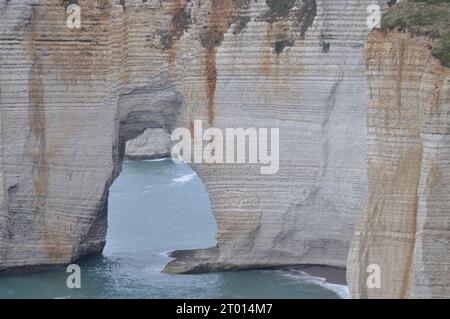 Die Kreidefelsen von Étretat in Frankreich haben schon Künstler wie Claude Monet fasziniert. Banque D'Images