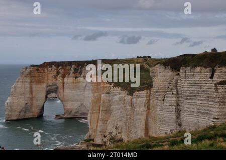 Die Kreidefelsen von Étretat in Frankreich haben schon Künstler wie Claude Monet fasziniert. Banque D'Images