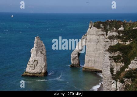 Die Kreidefelsen von Étretat in Frankreich haben schon Künstler wie Claude Monet fasziniert. Banque D'Images