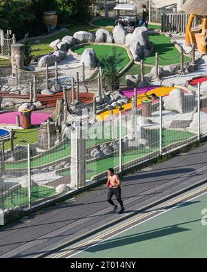 Brighton Royaume-Uni 3 octobre 2023 - Un coureur profite d'une chaude journée ensoleillée sur le front de mer de Brighton car les températures devraient être exceptionnellement chaudes pour la période de l'année dans certaines parties du pays : Credit Simon Dack / Alamy Live News Banque D'Images