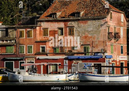 Le soleil d'été brille sur les agences de voyages, l'hébergement et un nom de bateau Morpheus à Omiš, une ville portuaire sur la côte Adriatique en Dalmatie, Croatie. Aujourd'hui, Omiš est une destination touristique populaire. Banque D'Images