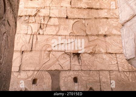 Mur du temple mortuaire de Ramsès II (le Ramesseum) dans la nécropole thébaine près de Louxor, Haut Nil, Égypte. Piliers Osiride et colonnes avec une tête en granit de Young Memnon. Numérisation d'archives à partir d'une diapositive. Février 1987. Banque D'Images