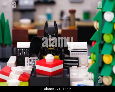 Tambov, Fédération de Russie - 24 septembre 2023 Une minifigurine Lego Batman assise sur un canapé avec des cadeaux à Noël Banque D'Images
