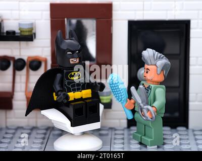 Tambov, Fédération de Russie - 24 septembre 2023 Une minifigurine Lego Batman dans un salon de coiffure se faisant couper les cheveux Banque D'Images