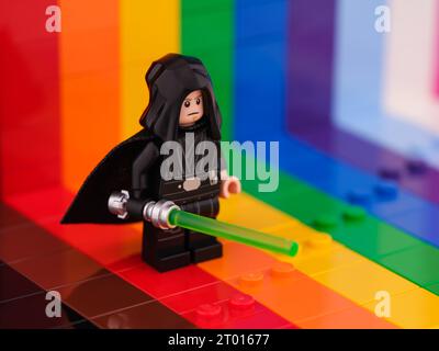 Tambov, Fédération de Russie - 01 octobre 2023 Une minifigurine Lego Luke Skywalker avec un sabre laser debout sur un fond arc-en-ciel. Banque D'Images