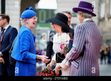 La reine Margrethe de Danemark accueille la princesse Marie (au centre) et la princesse Benedikte (r) alors qu'elle arrive à l'ouverture du Parlement danois à la princesse Benedikte au Palais Christiansborg à Copenhague, mardi 3 octobre 2023. (Photo : Liselotte Sabroe/Ritzau Scanpix) Banque D'Images