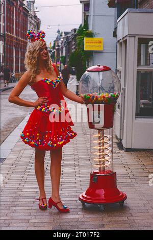 Le carnaval annuel en remorque est l'un des plus grands à l'intérieur du Benelux, attirant des huards de milliers de personnes chaque année, profitant des lumières, des jeux de hasard et bien plus encore. Même de belles filles d'animation habillées. Tilburg, pays-Bas. Photo prise sur un ancien film Kodak analogique. Banque D'Images